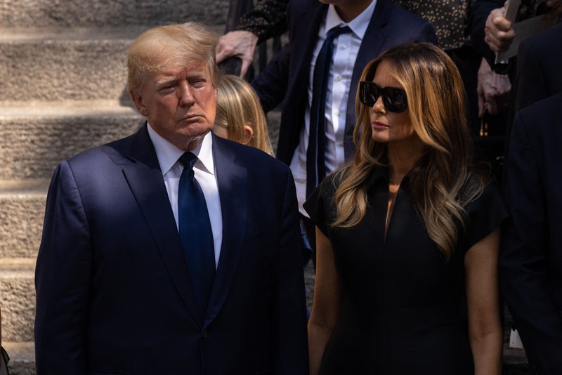 Mantan Presiden AS Donald Trump dan istrinya Melania Trump mengikuti peti mati Ivana Trump keluar dari Gereja Katolik Roma St. Vincent Ferrer selama pemakamannya pada 20 Juli 2022 di New York City. (Getty Images/Michael M. Santiago) Mantan Presiden AS Donald Trump dan istrinya Melania Trump mengikuti peti mati Ivana Trump keluar dari Gereja Katolik Roma St. Vincent Ferrer selama pemakamannya pada 20 Juli 2022 di New York City. (Getty Images/Michael M. Santiago)