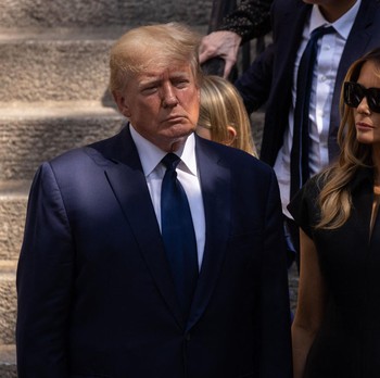 Potret Tak Biasa Donald Trump, Tertunduk Lesu & Berbaju Hitam