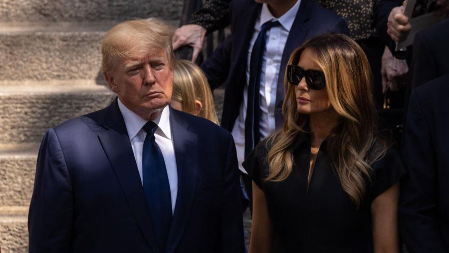 Mantan Presiden AS Donald Trump dan istrinya Melania Trump mengikuti peti mati Ivana Trump keluar dari Gereja Katolik Roma St. Vincent Ferrer selama pemakamannya pada 20 Juli 2022 di New York City. (Getty Images/Michael M. Santiago)