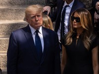 Potret Tak Biasa Donald Trump, Tertunduk Lesu & Berbaju Hitam