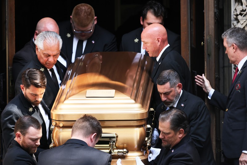 Mantan Presiden AS Donald Trump dan istrinya Melania Trump mengikuti peti mati Ivana Trump keluar dari Gereja Katolik Roma St. Vincent Ferrer selama pemakamannya pada 20 Juli 2022 di New York City. (Getty Images/Michael M. Santiago)