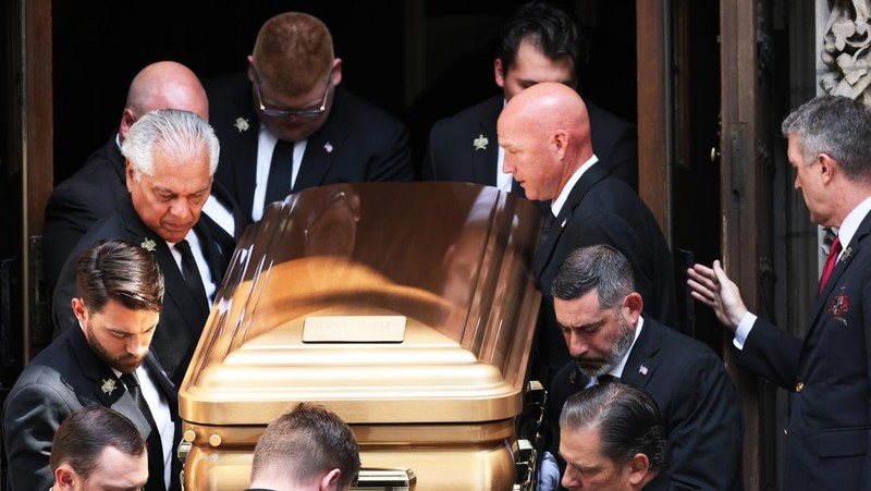 Mantan Presiden AS Donald Trump dan istrinya Melania Trump mengikuti peti mati Ivana Trump keluar dari Gereja Katolik Roma St. Vincent Ferrer selama pemakamannya pada 20 Juli 2022 di New York City. (Getty Images/Michael M. Santiago)