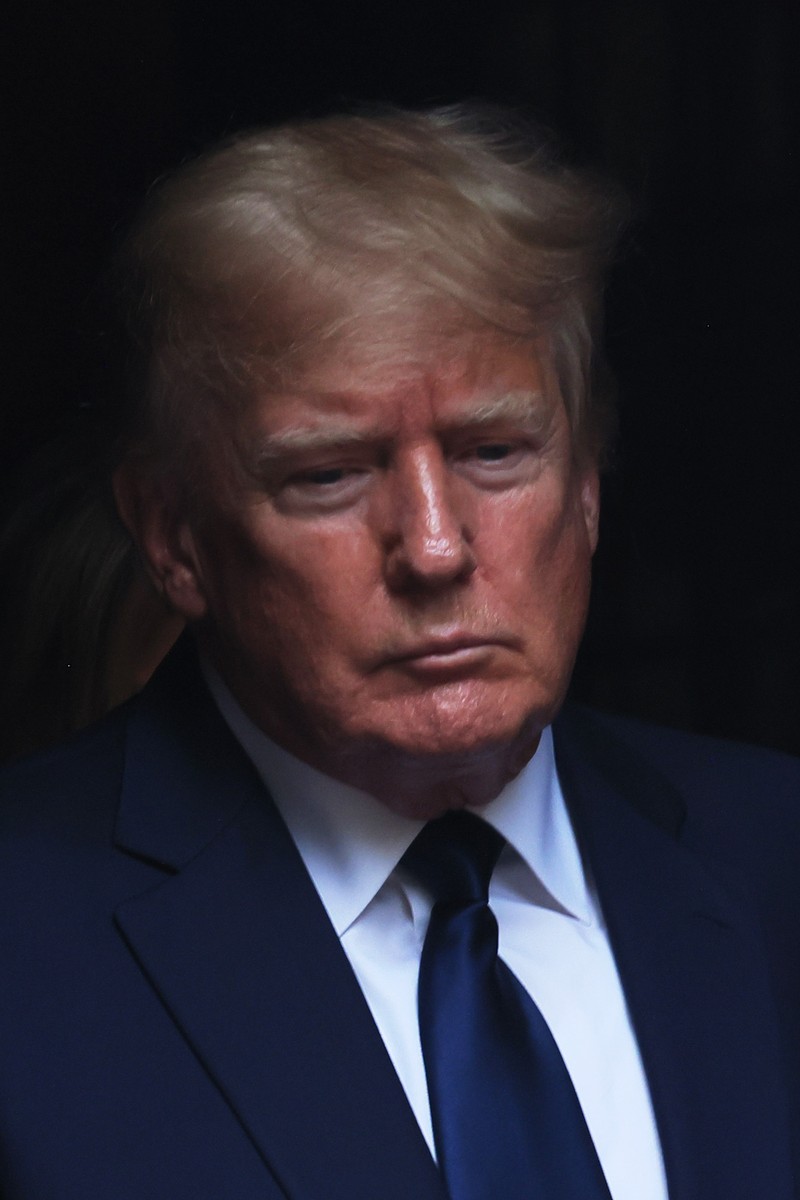 Mantan Presiden AS Donald Trump dan istrinya Melania Trump mengikuti peti mati Ivana Trump keluar dari Gereja Katolik Roma St. Vincent Ferrer selama pemakamannya pada 20 Juli 2022 di New York City. (Getty Images/Michael M. Santiago)