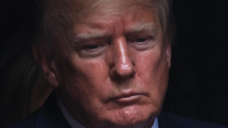 Mantan Presiden AS Donald Trump dan istrinya Melania Trump mengikuti peti mati Ivana Trump keluar dari Gereja Katolik Roma St. Vincent Ferrer selama pemakamannya pada 20 Juli 2022 di New York City. (Getty Images/Michael M. Santiago)