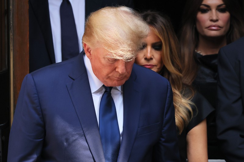 Mantan Presiden AS Donald Trump dan istrinya Melania Trump mengikuti peti mati Ivana Trump keluar dari Gereja Katolik Roma St. Vincent Ferrer selama pemakamannya pada 20 Juli 2022 di New York City. (Getty Images/Michael M. Santiago)