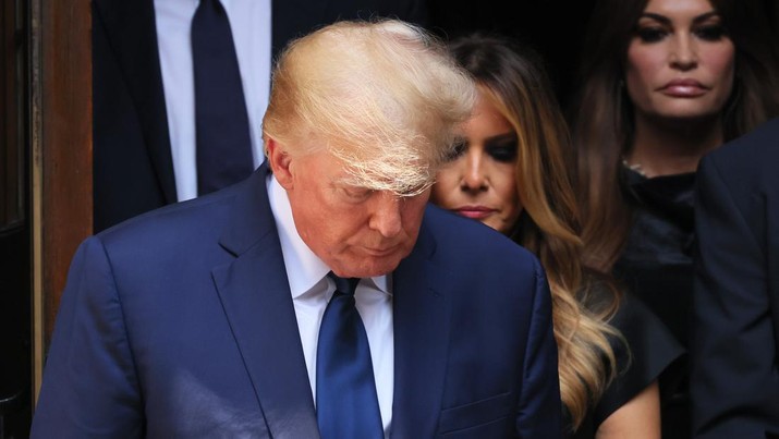 Mantan Presiden AS Donald Trump dan istrinya Melania Trump mengikuti peti mati Ivana Trump keluar dari Gereja Katolik Roma St. Vincent Ferrer selama pemakamannya pada 20 Juli 2022 di New York City. (Getty Images/Michael M. Santiago)