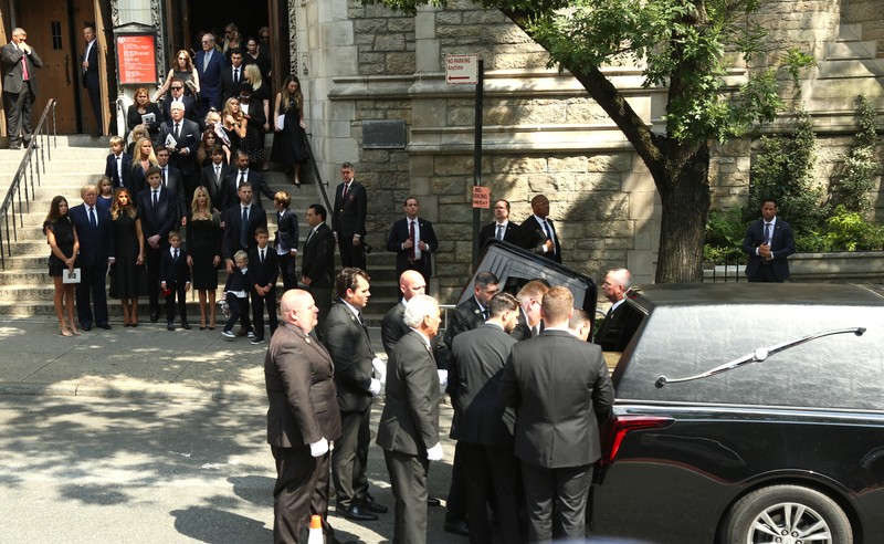 Mantan Presiden AS Donald Trump dan istrinya Melania Trump mengikuti peti mati Ivana Trump keluar dari Gereja Katolik Roma St. Vincent Ferrer selama pemakamannya pada 20 Juli 2022 di New York City. (Getty Images/Michael M. Santiago)