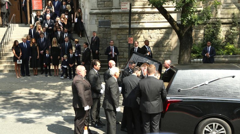 Mantan Presiden AS Donald Trump dan istrinya Melania Trump mengikuti peti mati Ivana Trump keluar dari Gereja Katolik Roma St. Vincent Ferrer selama pemakamannya pada 20 Juli 2022 di New York City. (Getty Images/Michael M. Santiago)
