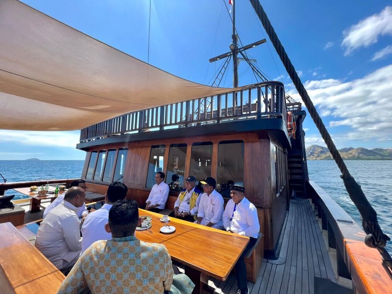 Momen Presiden Jokowi berbincang dengan Sekretaris Kabinet Pramono Anung, Menteri Pariwisata dan Ekonomi Kreatif Sandiaga Salahuddin Uno, Menteri Perhubungan Budi Karya Sumadi, Menteri Pekerjaan Umum dan Perumahan Rakyat Basuki Hadimuljono, Menteri Komunikasi dan Informatika Johnny G. Plate, Gubernur NTT Viktor Bungtilu Laiskodat, dan Bupati Manggarai Barat Edistasius Endi di atas kapal pinisi menuju Pulau Rinca Taman Nasional Komodo, Kamis, 21 Juli 2022. (Dok: Biro Pers Sekretariat Presiden)