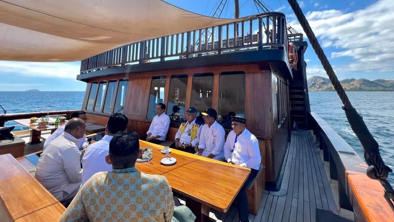 Momen Presiden Jokowi berbincang dengan Sekretaris Kabinet Pramono Anung, Menteri Pariwisata dan Ekonomi Kreatif Sandiaga Salahuddin Uno, Menteri Perhubungan Budi Karya Sumadi, Menteri Pekerjaan Umum dan Perumahan Rakyat Basuki Hadimuljono, Menteri Komunikasi dan Informatika Johnny G. Plate, Gubernur NTT Viktor Bungtilu Laiskodat, dan Bupati Manggarai Barat Edistasius Endi di atas kapal pinisi menuju Pulau Rinca Taman Nasional Komodo, Kamis, 21 Juli 2022. (Dok: Biro Pers Sekretariat Presiden)