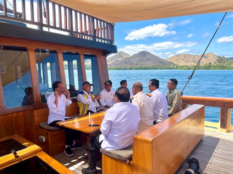 Momen Presiden Jokowi berbincang dengan Sekretaris Kabinet Pramono Anung, Menteri Pariwisata dan Ekonomi Kreatif Sandiaga Salahuddin Uno, Menteri Perhubungan Budi Karya Sumadi, Menteri Pekerjaan Umum dan Perumahan Rakyat Basuki Hadimuljono, Menteri Komunikasi dan Informatika Johnny G. Plate, Gubernur NTT Viktor Bungtilu Laiskodat, dan Bupati Manggarai Barat Edistasius Endi di atas kapal pinisi menuju Pulau Rinca Taman Nasional Komodo, Kamis, 21 Juli 2022. (Dok: Biro Pers Sekretariat Presiden)