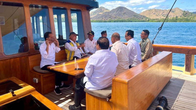 Momen Presiden Jokowi berbincang dengan Sekretaris Kabinet Pramono Anung, Menteri Pariwisata dan Ekonomi Kreatif Sandiaga Salahuddin Uno, Menteri Perhubungan Budi Karya Sumadi, Menteri Pekerjaan Umum dan Perumahan Rakyat Basuki Hadimuljono, Menteri Komunikasi dan Informatika Johnny G. Plate, Gubernur NTT Viktor Bungtilu Laiskodat, dan Bupati Manggarai Barat Edistasius Endi di atas kapal pinisi menuju Pulau Rinca Taman Nasional Komodo, Kamis, 21 Juli 2022. (Dok: Biro Pers Sekretariat Presiden)
