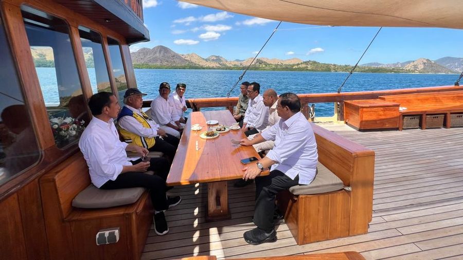 Momen Presiden Jokowi berbincang dengan Sekretaris Kabinet Pramono Anung, Menteri Pariwisata dan Ekonomi Kreatif Sandiaga Salahuddin Uno, Menteri Perhubungan Budi Karya Sumadi, Menteri Pekerjaan Umum dan Perumahan Rakyat Basuki Hadimuljono, Menteri Komunikasi dan Informatika Johnny G. Plate, Gubernur NTT Viktor Bungtilu Laiskodat, dan Bupati Manggarai Barat Edistasius Endi di atas kapal pinisi menuju Pulau Rinca Taman Nasional Komodo, Kamis, 21 Juli 2022. (Dok: Biro Pers Sekretariat Presiden)