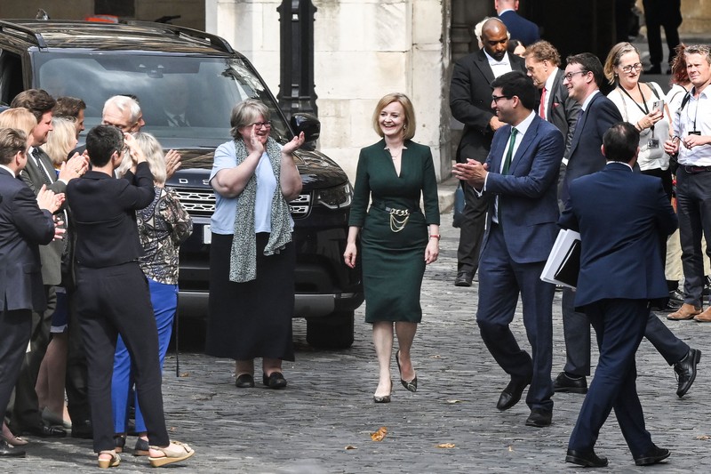 Perdana Menteri Inggris, Liz Truss LONDON, ENGLAND - OCTOBER 14: UK Prime Minister Liz Truss talks at a press conference in 10 Downing Street after sacking her former Chancellor, Kwasi Kwarteng, on October 14, 2022 in London, England. After just five weeks in the job, Prime Minister Liz Truss has sacked Chancellor of The Exchequer Kwasi Kwarteng after he delivered a mini-budget that plunged the UK economy into crisis. (Photo by Daniel Leal - WPA Pool/Getty Images)