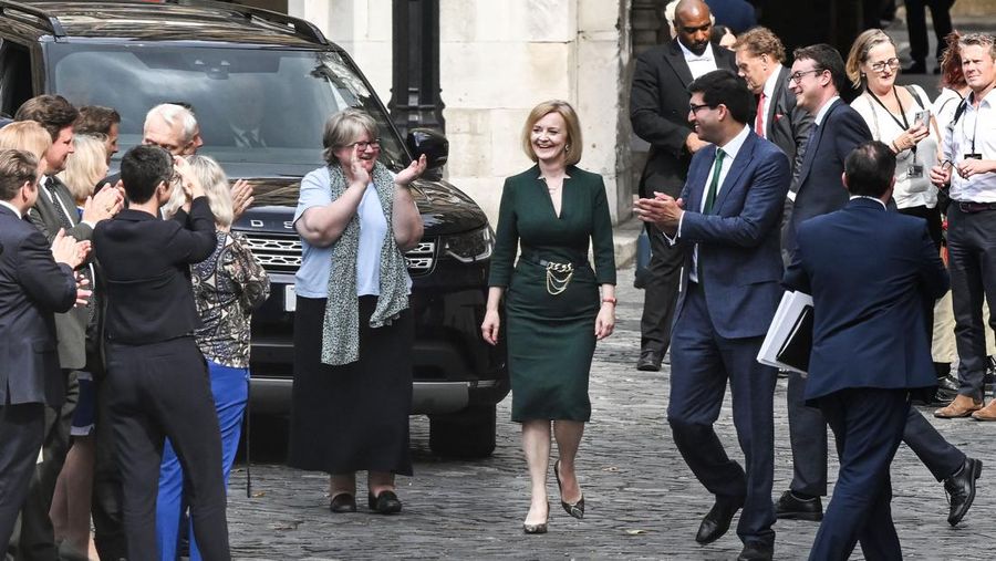 Pendukung bertepuk tangan untuk Menteri Luar Negeri Inggris Liz Truss saat dia meninggalkan Gedung Parlemen, di London, pada 20 Juli 2022 (AFP via Getty Images/JUSTIN TALLIS)