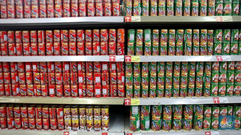 Pengunjung melintas di depan rak sarden di Supermarket, Jakarta, Kamis, 21/7. Harga olahan pangan satu per satu naik, selain mi instan salah satunya ikan kaleng olahan. (CNBC Indonesia/Muhammad Sabki)