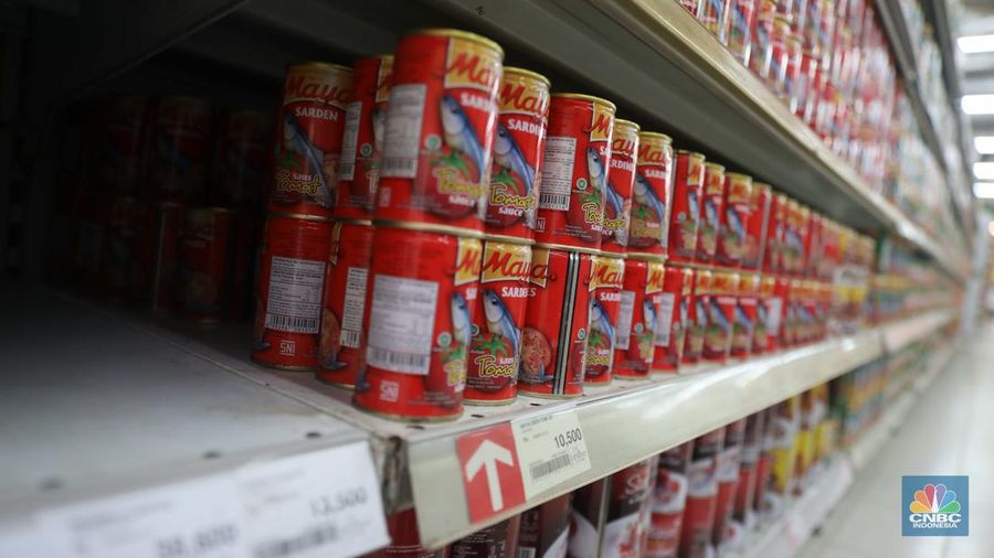 Pengunjung melintas di depan rak sarden di Supermarket, Jakarta, Kamis, 21/7. Harga olahan pangan satu per satu naik, selain mi instan salah satunya ikan kaleng olahan. (CNBC Indonesia/Muhammad Sabki)