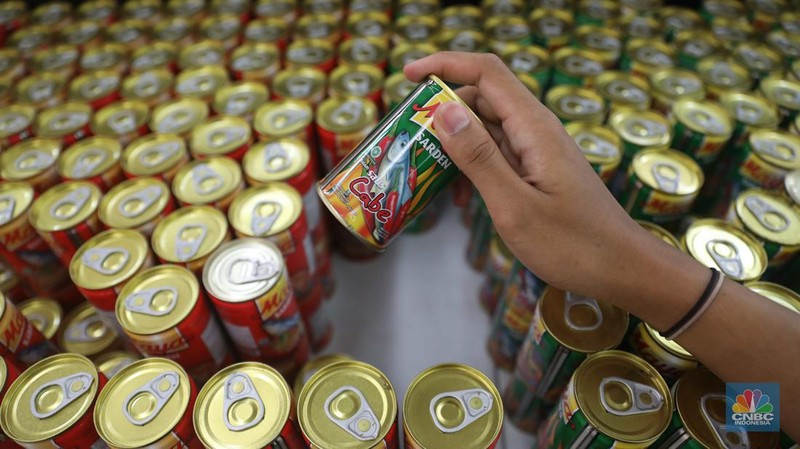Pengunjung melintas di depan rak sarden di Supermarket, Jakarta, Kamis, 21/7. Harga olahan pangan satu per satu naik, selain mi instan salah satunya ikan kaleng olahan. (CNBC Indonesia/Muhammad Sabki)
