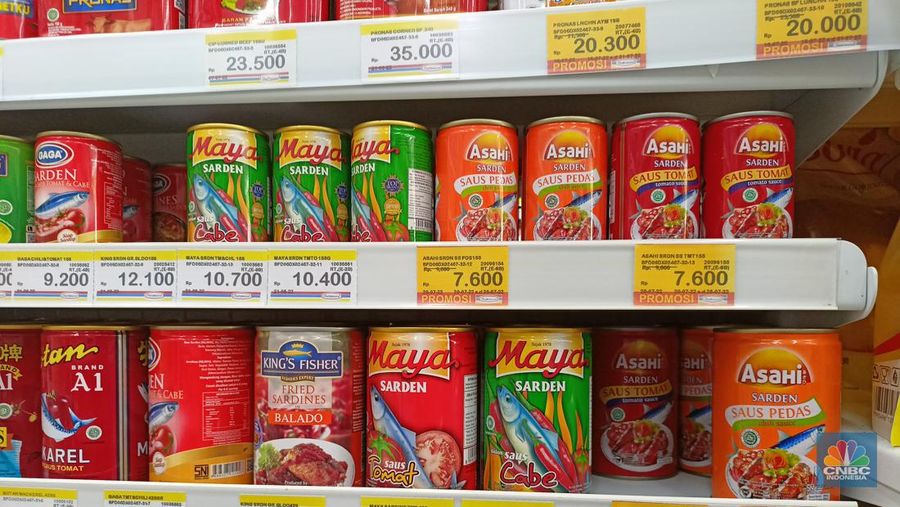 Penjualan ikan kalengan di minimarket yang berlokasi di Ciapus, Kabupaten Bogor. (CNBC Indonesia/Ferry Sandi)
