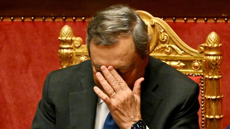 Perdana Menteri Italia Mario Draghi bereaksi selama debat tentang krisis pemerintah menyusul pengunduran dirinya seminggu sebelumnya, di Senat di Roma pada 20 Juli 2022 (AFP via Getty Images/ANDREAS SOLARO)
