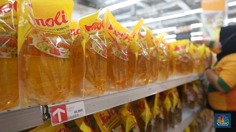Petugas menata minyak goreng kemasan di Supermarket Jakarta, Kamis 21/7. Harga minyak goreng kemasan terus mengalami penurunan di toko ritel. (CNBC Indonesia/Muhammad Sabki) Petugas menata minyak goreng kemasan di Supermarket Jakarta, Kamis 21/7. Harga minyak goreng kemasan terus mengalami penurunan di toko ritel. (CNBC Indonesia/Muhammad Sabki)