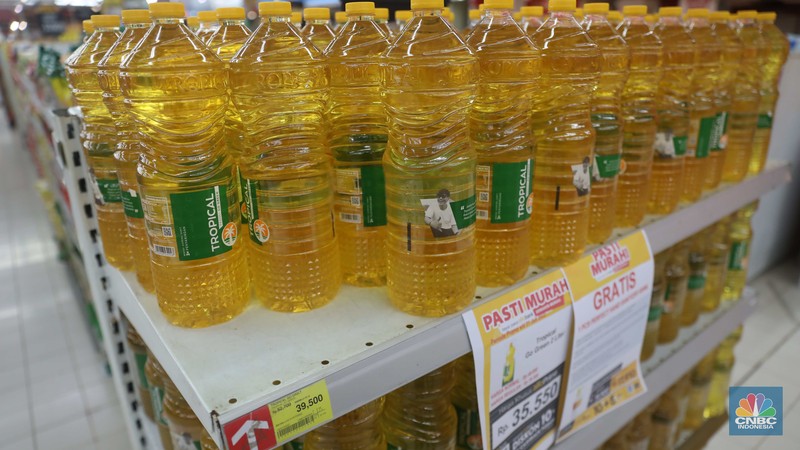 Petugas menata minyak goreng kemasan di Supermarket Jakarta, Kamis 21/7. Harga minyak goreng kemasan terus mengalami penurunan di toko ritel. (CNBC Indonesia/Muhammad Sabki)