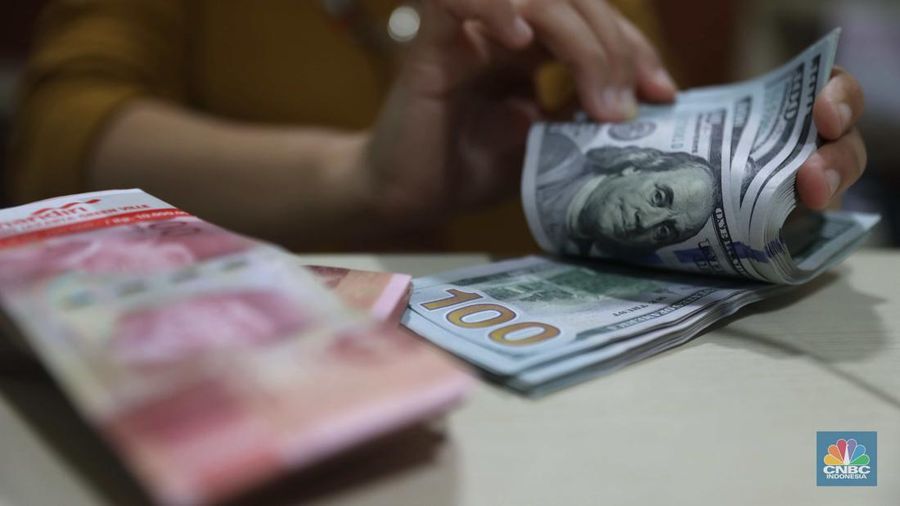 Petugas menghitung uang di tempat penukaran uang Luxury Valuta Perkasa, Blok M, Jakarta, Kamis, 21/7. Rupiah tertekan pada perdagangan Kamis (21/7/2022) (վ/Muhammad Sabki)