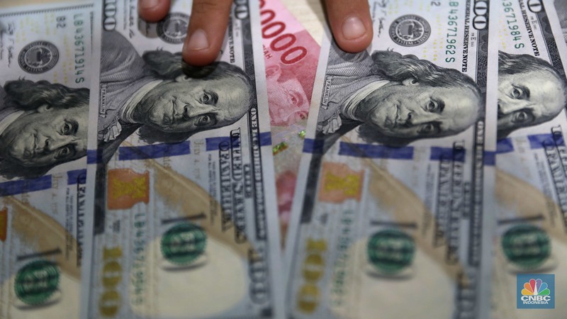Petugas menghitung uang di tempat penukaran uang Luxury Valuta Perkasa, Blok M, Jakarta, Kamis, 21/7. Rupiah tertekan pada perdagangan Kamis (21/7/2022) (CNBC Indonesia/Muhammad Sabki)