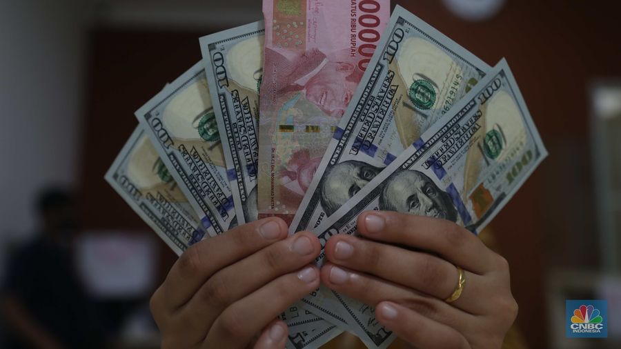 Petugas menghitung uang di tempat penukaran uang Luxury Valuta Perkasa, Blok M, Jakarta, Kamis, 21/7. Rupiah tertekan pada perdagangan Kamis (21/7/2022) (CNBC Indonesia/Muhammad Sabki)