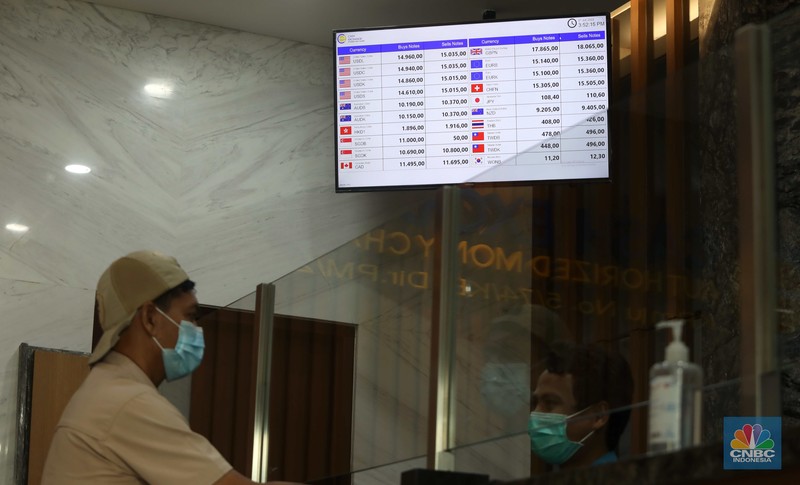 Petugas menghitung uang di tempat penukaran uang Luxury Valuta Perkasa, Blok M, Jakarta, Kamis, 21/7. Rupiah tertekan pada perdagangan Kamis (21/7/2022) (CNBC Indonesia/Muhammad Sabki) Petugas menghitung uang di tempat penukaran uang Luxury Valuta Perkasa, Blok M, Jakarta, Kamis, 21/7. Rupiah tertekan pada perdagangan Kamis (21/7/2022) (CNBC Indonesia/Muhammad Sabki)