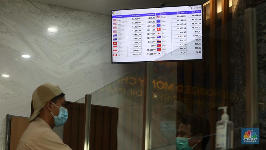 Petugas menghitung uang di tempat penukaran uang Luxury Valuta Perkasa, Blok M, Jakarta, Kamis, 21/7. Rupiah tertekan pada perdagangan Kamis (21/7/2022) (CNBC Indonesia/Muhammad Sabki)