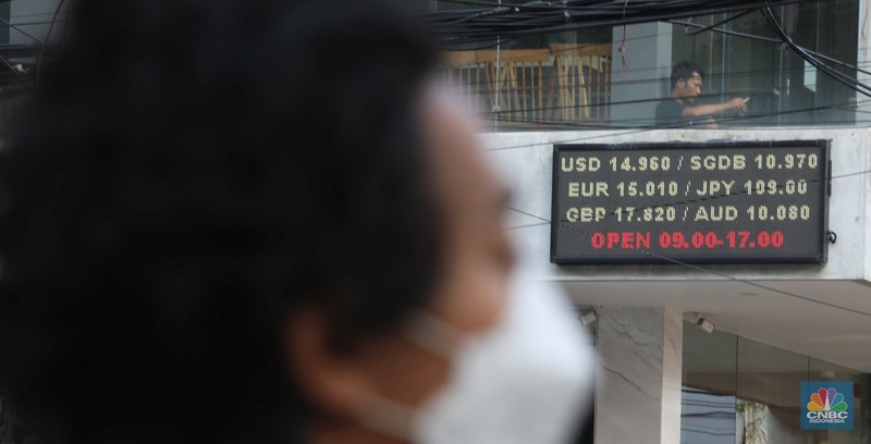 Petugas menghitung uang di tempat penukaran uang Luxury Valuta Perkasa, Blok M, Jakarta, Kamis, 21/7. Rupiah tertekan pada perdagangan Kamis (21/7/2022) (CNBC Indonesia/Muhammad Sabki)