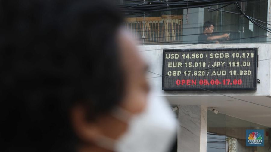 Petugas menghitung uang di tempat penukaran uang Luxury Valuta Perkasa, Blok M, Jakarta, Kamis, 21/7. Rupiah tertekan pada perdagangan Kamis (21/7/2022) (CNBC Indonesia/Muhammad Sabki)