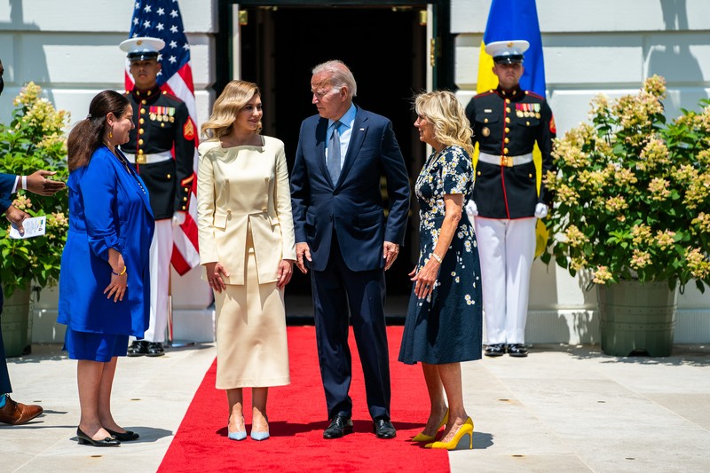 Presiden AS Joe Biden (kanan) dan Ibu Negara AS Jill Biden (kiri) menyambut Ibu Negara Ukraina Olena Zelenska di Gedung Putih di Washington, DC, pada 19 Juli 2022. (AFP via Getty Images/BRENDAN SMIALOWSKI)