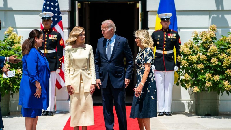 Presiden AS Joe Biden (kanan) dan Ibu Negara AS Jill Biden (kiri) menyambut Ibu Negara Ukraina Olena Zelenska di Gedung Putih di Washington, DC, pada 19 Juli 2022. (AFP via Getty Images/BRENDAN SMIALOWSKI)