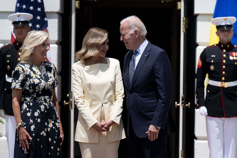 Presiden AS Joe Biden (kanan) dan Ibu Negara AS Jill Biden (kiri) menyambut Ibu Negara Ukraina Olena Zelenska di Gedung Putih di Washington, DC, pada 19 Juli 2022. (AFP via Getty Images/BRENDAN SMIALOWSKI)
