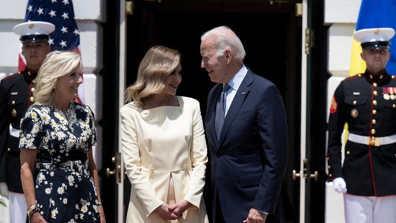 Presiden AS Joe Biden (kanan) dan Ibu Negara AS Jill Biden (kiri) menyambut Ibu Negara Ukraina Olena Zelenska di Gedung Putih di Washington, DC, pada 19 Juli 2022. (AFP via Getty Images/BRENDAN SMIALOWSKI)