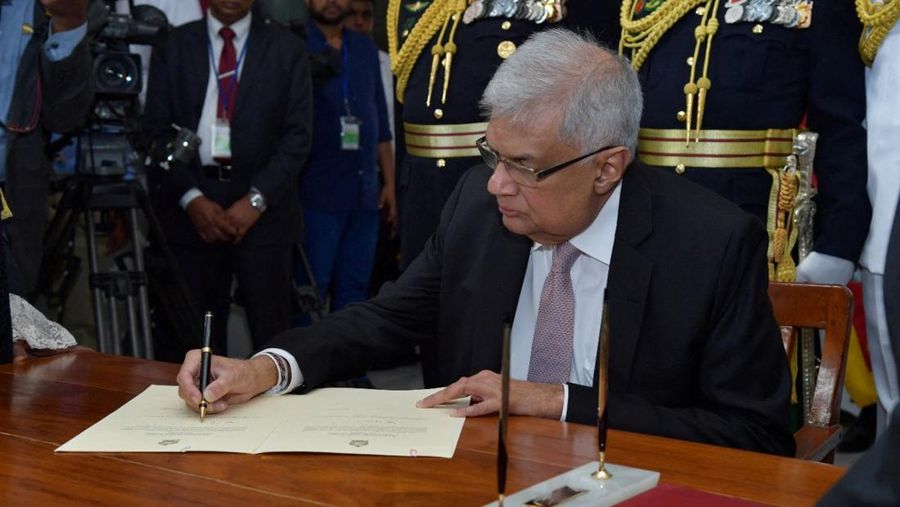 Ranil Wickremesinghe dilantik sebagai presiden baru Sri Lanka oleh Ketua Mahkamah Agung Jayantha Jayasuriya di parlemen, di tengah krisis ekonomi negara, di Kolombo, Sri Lanka 21 Juli 2022. (REUTERS/STAFF)