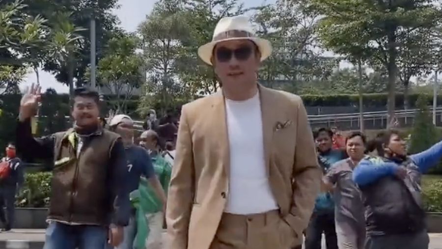 Ridwan Kamil, Gubernur Jawa Barat, di Citayam Fashion Week (Tangkapan layar @Twitter)