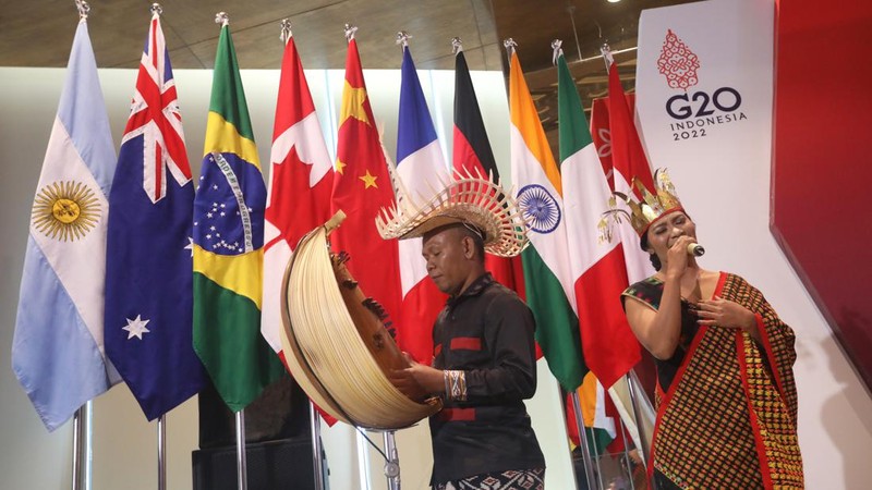 Seniman lokal bermain alat musik sasando mengiringi lagu daerah Bolelebo pada pembukaan Pertemuan Ketiga Digital Economy Working Group (DEWG) Presidensi G20 di Labuan Bajo, NTT, Rabu (20/7/2022). Sasando yang merupakan alat musik khas Nusa Tenggara Timur (NTT) tersebut mengiringi lantunan lagu Tanah Airku dan Bolelebo. (CNBC Indonesia/Andrean Kristianto)