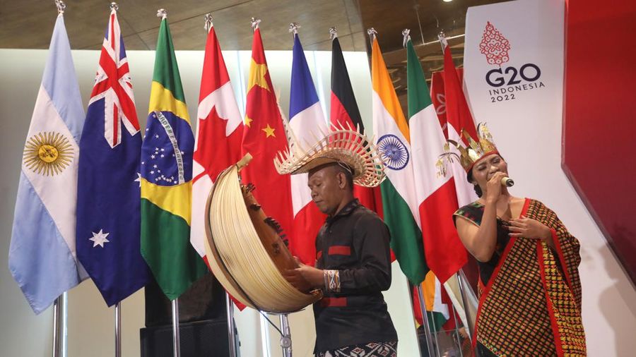 Seniman lokal bermain alat musik sasando mengiringi lagu daerah Bolelebo pada pembukaan Pertemuan Ketiga Digital Economy Working Group (DEWG) Presidensi G20 di Labuan Bajo, NTT, Rabu (20/7/2022). Sasando yang merupakan alat musik khas Nusa Tenggara Timur (NTT) tersebut mengiringi lantunan lagu Tanah Airku dan Bolelebo. (CNBC Indonesia/Andrean Kristianto)