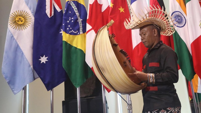 Seniman lokal bermain alat musik sasando mengiringi lagu daerah Bolelebo pada pembukaan Pertemuan Ketiga Digital Economy Working Group (DEWG) Presidensi G20 di Labuan Bajo, NTT, Rabu (20/7/2022). Sasando yang merupakan alat musik khas Nusa Tenggara Timur (NTT) tersebut mengiringi lantunan lagu Tanah Airku dan Bolelebo. (CNBC Indonesia/Andrean Kristianto)