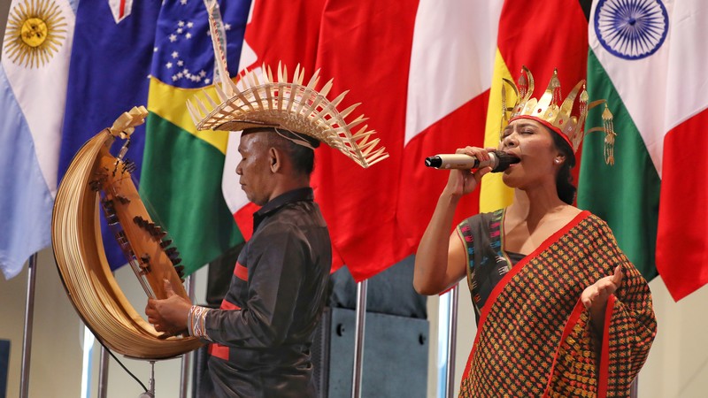 Seniman lokal bermain alat musik sasando mengiringi lagu daerah Bolelebo pada pembukaan Pertemuan Ketiga Digital Economy Working Group (DEWG) Presidensi G20 di Labuan Bajo, NTT, Rabu (20/7/2022). Sasando yang merupakan alat musik khas Nusa Tenggara Timur (NTT) tersebut mengiringi lantunan lagu Tanah Airku dan Bolelebo. (CNBC Indonesia/Andrean Kristianto)