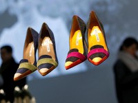 20 Tahun Menunggu, Manolo Blahnik Baru Bisa Jualan di China