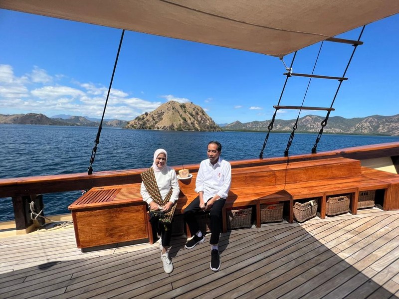 Momen Presiden Jokowi berbincang dengan Sekretaris Kabinet Pramono Anung, Menteri Pariwisata dan Ekonomi Kreatif Sandiaga Salahuddin Uno, Menteri Perhubungan Budi Karya Sumadi, Menteri Pekerjaan Umum dan Perumahan Rakyat Basuki Hadimuljono, Menteri Komunikasi dan Informatika Johnny G. Plate, Gubernur NTT Viktor Bungtilu Laiskodat, dan Bupati Manggarai Barat Edistasius Endi di atas kapal pinisi menuju Pulau Rinca Taman Nasional Komodo, Kamis, 21 Juli 2022. (Dok: Biro Pers Sekretariat Presiden) Momen Presiden Jokowi berbincang dengan Sekretaris Kabinet Pramono Anung, Menteri Pariwisata dan Ekonomi Kreatif Sandiaga Salahuddin Uno, Menteri Perhubungan Budi Karya Sumadi, Menteri Pekerjaan Umum dan Perumahan Rakyat Basuki Hadimuljono, Menteri Komunikasi dan Informatika Johnny G. Plate, Gubernur NTT Viktor Bungtilu Laiskodat, dan Bupati Manggarai Barat Edistasius Endi di atas kapal pinisi menuju Pulau Rinca Taman Nasional Komodo, Kamis, 21 Juli 2022. (Dok: Biro Pers Sekretariat Presiden)