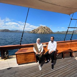 Gaya Jokowi & Iriana Naik Pinisi ke Taman Nasional Komodo NTT