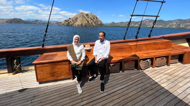 Momen Presiden Jokowi berbincang dengan Sekretaris Kabinet Pramono Anung, Menteri Pariwisata dan Ekonomi Kreatif Sandiaga Salahuddin Uno, Menteri Perhubungan Budi Karya Sumadi, Menteri Pekerjaan Umum dan Perumahan Rakyat Basuki Hadimuljono, Menteri Komunikasi dan Informatika Johnny G. Plate, Gubernur NTT Viktor Bungtilu Laiskodat, dan Bupati Manggarai Barat Edistasius Endi di atas kapal pinisi menuju Pulau Rinca Taman Nasional Komodo, Kamis, 21 Juli 2022. (Dok: Biro Pers Sekretariat Presiden)