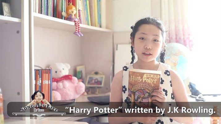 Song-A, seorang vlogger Korea Utara berusia 11 tahun, memperkenalkan buku favoritnya. (Tangkapan layar) Song-A, seorang vlogger Korea Utara berusia 11 tahun, memperkenalkan buku favoritnya. (Tangkapan layar)