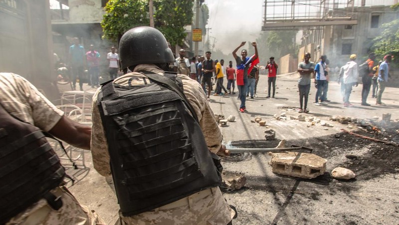 Beberapa barikade didirikan di jalan-jalan Port au Prince untuk memprotes kekurangan bensin di Port Au Prince, Haiti (Anadolu Agency via Getty Images)