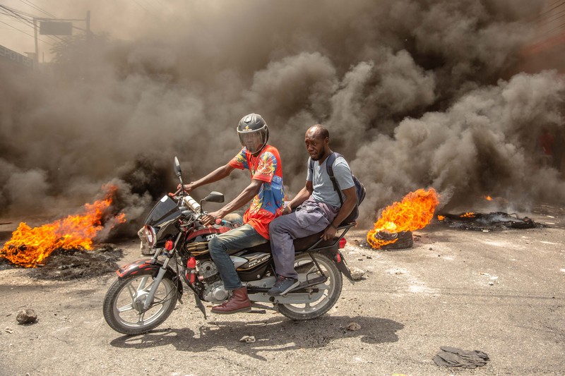 Beberapa barikade didirikan di jalan-jalan Port au Prince untuk memprotes kekurangan bensin di Port Au Prince, Haiti (Anadolu Agency via Getty Images)